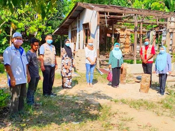 Penggerak Komuniti Negara Parlimen Pasir Puteh melawat tapak rumah yang bakal dibina Mohd Haizul Naimi (dua dari kiri) bersama abangnya di Kampung Panggong.
