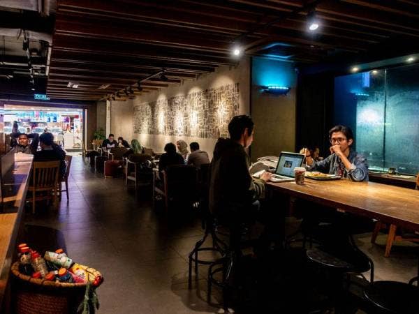 Pengusaha dan pemilik premis diminta mengehadkan bilangan pelanggan masuk ke dalam kedai masing-masing.