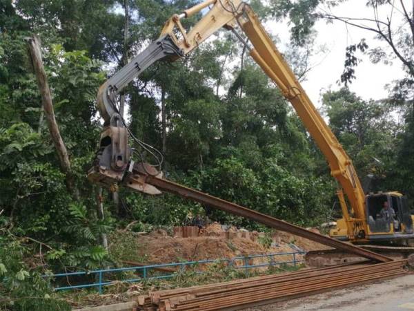 Kerja pemasangan cerucuk di anak Sungai Sering dijalankan hari ini.