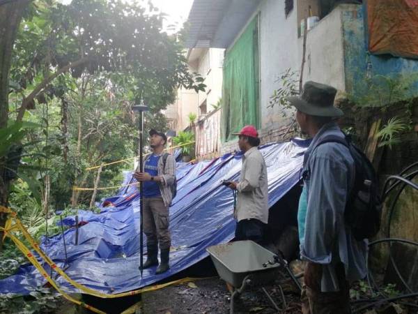 Kontraktor menjalankan kerja lapangan sewaktu tinjauan Sinar Harian hari ini.