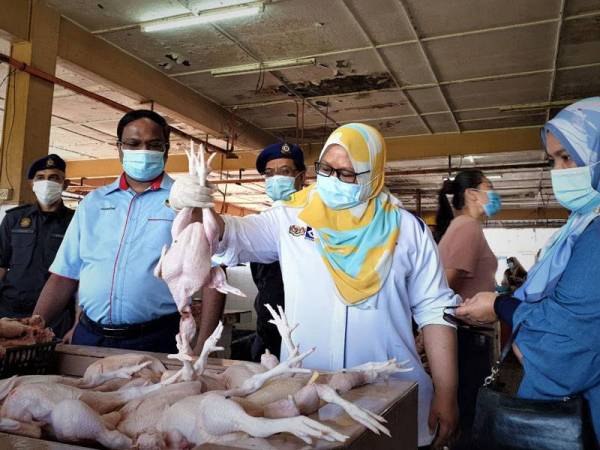 Ain Arjuna (tengah) dan Veerapan (kiri) membuat pemeriksaan di Pasar Besar Tampin hari ini.