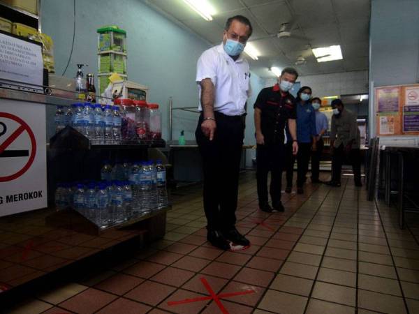 Jagdeep Singh Deo (kiri) bersama Datuk Bandar Majlis Bandaraya Pulau Pinang (MBPP) Datuk Yew Tung Seang (dua, kiri) melakukan pemantauan di sebuah restoran agar mematuhi SOP)yang ditetapkan kerajaan hari ini. -Foto: Bernama