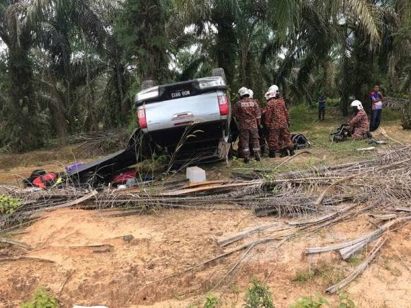 Anggota bomba mengeluarkan mangsa yang tersepit selepas pacuan empat roda terbalik di bahu jalan di Kampung Kurnia Sakti, Kundang Ulu, Bukit Gambir, Tangkak hari ini. 