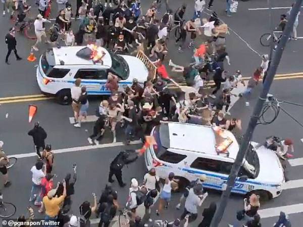 Sebuah rakaman video memaparkan kereta peronda milik Jabatan Polis New York (NYPD) merempuh kumpulan penunjuk perasaan yang membaling pelbagai objek pada kenderaan tersebut ketika kejadian semalam. - FOTO: AGENSI