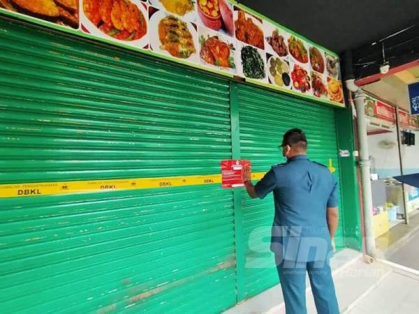 Salah satu premis dikendalikan warga asing di tampal notis penutupan dalam operasi tindakan khas yang dijalankan di Jalan Kenanga dan Jalan Merlimau hari ini. 
