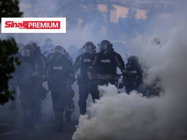 Beberapa demonstrasi di AS bertukar ganas selepas penunjuk perasaan bertempur dengan polis. - Foto EPA