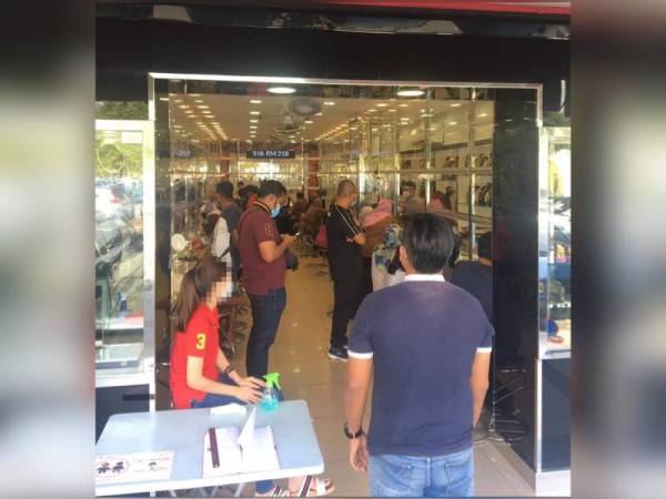 Anggota polis semasa membuat pemeriksaan di kedai emas dekat Port Dickson hari ini.