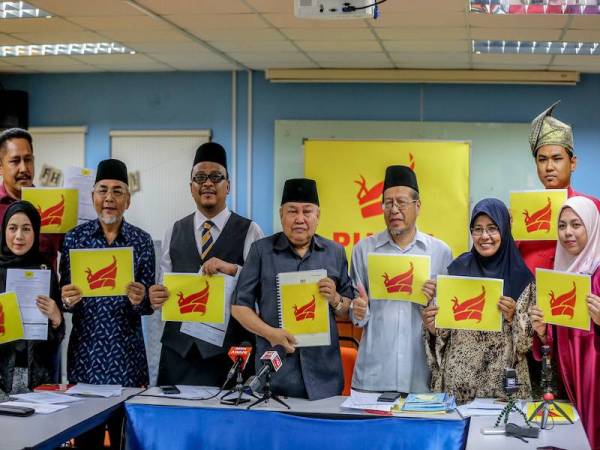 Ibrahim (tengah) kini menjadi Presiden Putra, parti yang ditubuhkan beliau pada Mei tahun lalu.
