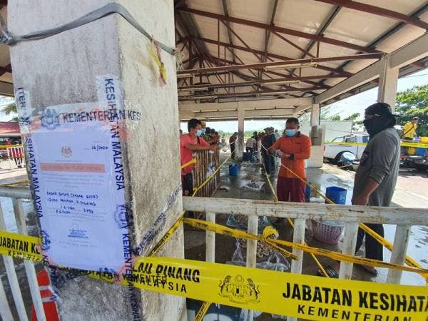 Notis penutupan Pasar Bisik dilekat pada tiang dan peniaga diarahkan segera menghabiskan jualan ikan sebelum mengosongkan pasar berkenaan.