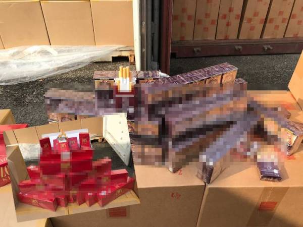 Kastam berjaya menumpaskan sindiket penyeludupan rokok bernilai RM9.08 juta dalam serbuan di Pelabuhan Pasir Gudang, Johor pada Khamis lalu.