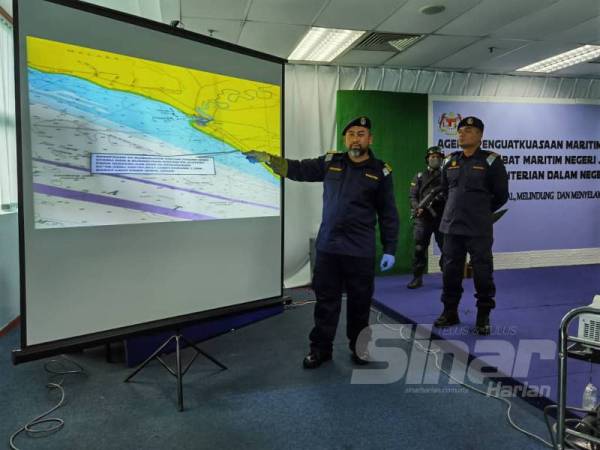 Sanifah menunjukkan kawasan rampasan dadah dalam Op Benteng di Muar yang menjadi lokasi panas kegiatan penyeludupan pada sidang akhbar di Ibu Pejabat APMM Johor, Johor Bahru hari ini.	
