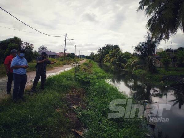 Idris meninjau keadaan sungai di Rumah Awam 1 Pulau Gadong, Klebang Besar semalam.