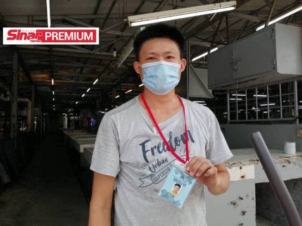 Chee Keong menunjukkan pas pelesen DBKL. 