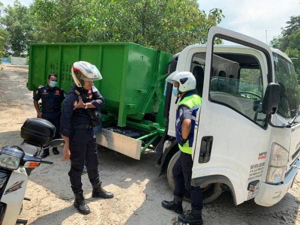 Antara lori yang dikesan di tapak sampah haram di Sungai Pusu hari ini.