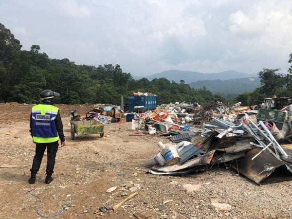 Lokasi tapak sampah haram di Sungai Pusu.