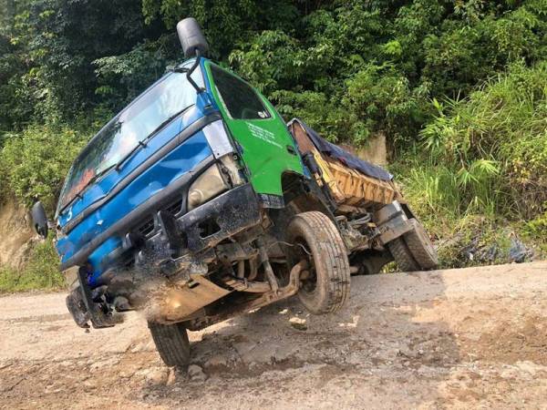 Keadaan lori dipandu seorang lelaki yang cuba melarikan diri sebaik menyedari kehadiran penguatkuasa MPS yang membuat rondaan di hotspot sampah haram di Sungai Pusu hari ini.