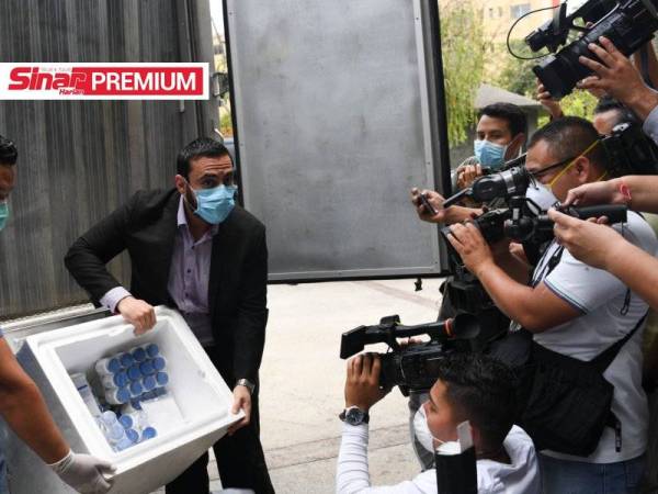 Menteri Kesihatan El Salvador, Francisco Alabi (kanan) memantau pengedaran hydroxychloroquine di Hospital San Salvador. - Foto AFP