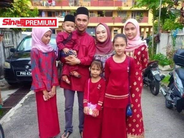 Lima beradik yatim piatu bergambar bersama Allahyarham Khairizul (tiga dari kiri) dan Allahyarham Zuriana (tiga dari kanan) pada Hari Raya Aidilfitri tahun lalu.