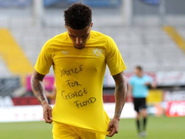 ‘Keadilan buat George Floyd’ tertera pada jersi Sancho.