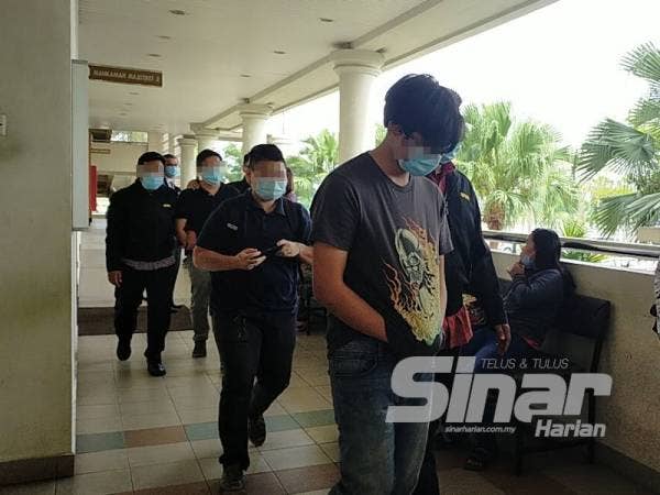 Salah seorang suspek diiringi pegawai SPRM setelah mendapatkan perintah tahanan reman di Mahkamah Majistret di sini hari ini.