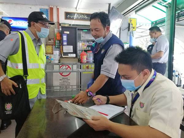 Pegawai operasi melakukan pemeriksaan di sebuah premis restoran di Seksyen 19, Shah Alam hari ini.