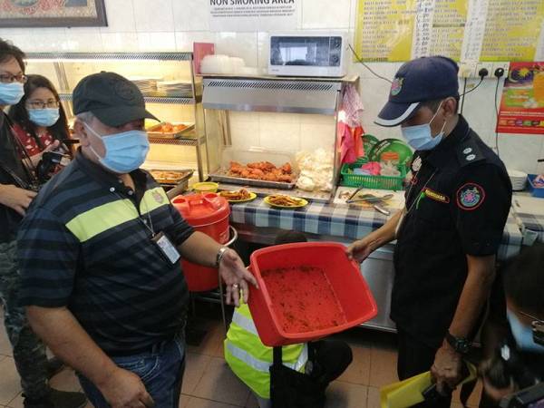 Pegawai operasi melakukan pemeriksaan di sebuah premis restoran di Seksyen 19, Shah Alam hari ini.