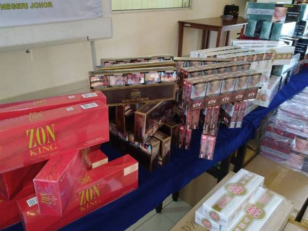 Rokok putih yang cuba diseludup melalui Pelabuhan Pasir Gudang.