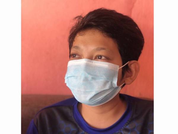 Syafiq yang bergenang air mata ketika berceritakan kejadian cuba mencari neneknya itu untuk diselamatkan namun terhalang asap tebal akibat kebakaran rumah terbabit.