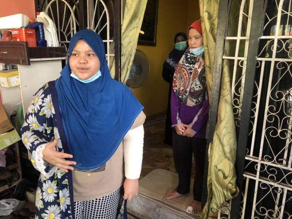 Nur Batrisyia (kiri) berbalut lengan kiri yang melecur terkena api ketika menyelamatkan diri manakala Nur Balqis cedera lecur pada kaki akibat kejadian itu.