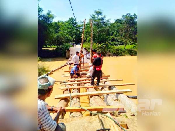 Kerja-kerja membaikpulih jambatan yang dilakukan secara bergotong-royong itu turut mendapat bantuan dari anak-anak muda kampung berusia seawal 16 tahun.