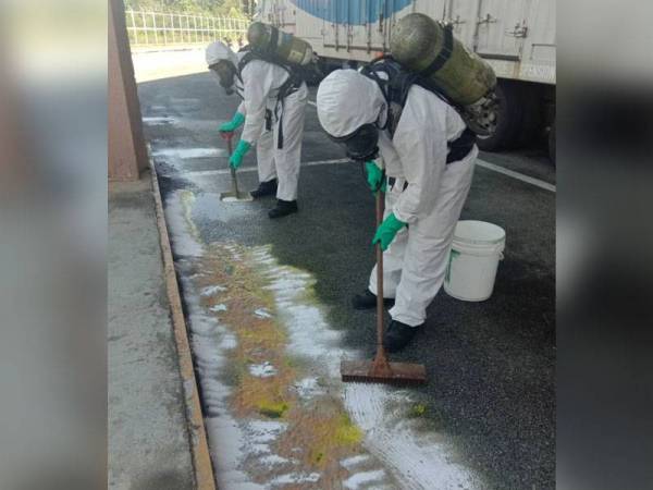 Anggota bomba melakukan kerja-kerja pembersihan tumpahan bahan kimia dari Kompleks Kastam, Imigresen dan Kuarantin di Bangunan Sultan Abu Bakar sehingga ke Plaza Tol Tanjung Kupang, Iskandar Puteri, Johor hari ini.