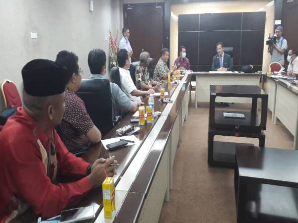 Azman (tengah) mendengar penjelasan daripada wakil-wakil pengusaha feri berhubung masalah yang dihadapi oleh mereka sepanjang tempoh PKP.