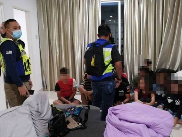 (BLURKAN MUKEEEE)
Antara remaja yang ditahan dalam parti liar yang diadakan semalam.