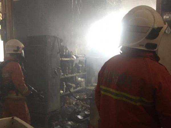 Kedai kuih tradisional bahulu terbakar dalam kejadian di Pasar Tani Kekal Guar Chempedak.