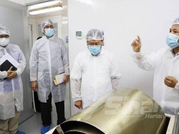 Dr Mohd Zulkifli (kanan) memberi penerangan tentang penghasilan madu kelulut kepada Che Abdullah (tiga dari kiri) semasa mengadakan lawatan di Puchong semalam. FOTO: ROSLI TALIB