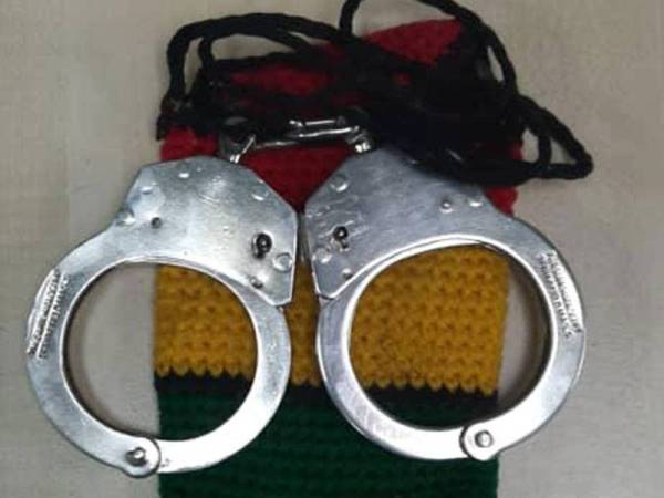 Antara barang yang dirampas dipercayai digunakan penjenayah untuk menyamar sebagai anggota polis bagi melakukan samun.