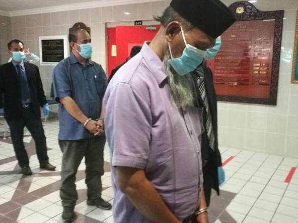 Bekas pengarah (depan) antara empat individu direman hari ini untuk siasatan membuat tuntutan palsu berjumlah RM68,000, dua tahun lalu.