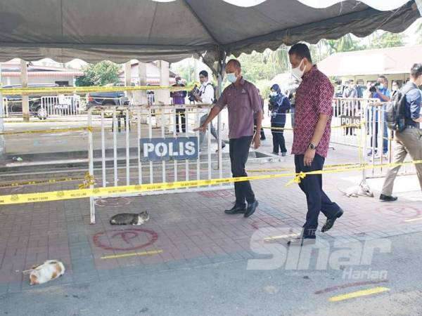 Reezal (kanan) ketika membuat tinjauan di Pasar Bisik di sini hari ini.