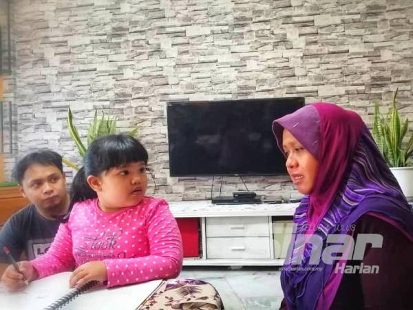 Aleesya Zaliza (tengah) melihat ibunya sewaktu ditemu bual pemberita di rumahnya di Bukit Antarabangsa hari ini.