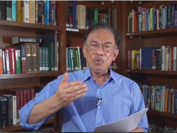 Anwar ketika mengulas mengenai isu pemandu mabuk