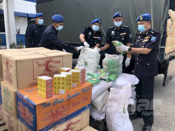 Minyak masak cuba dibawa keluar dari Malaysia ke Thailand manakala teh timbang pula dibawa masuk dari Thailand ke Malaysia secara sedikit demi sedikit berikutan PKPB.