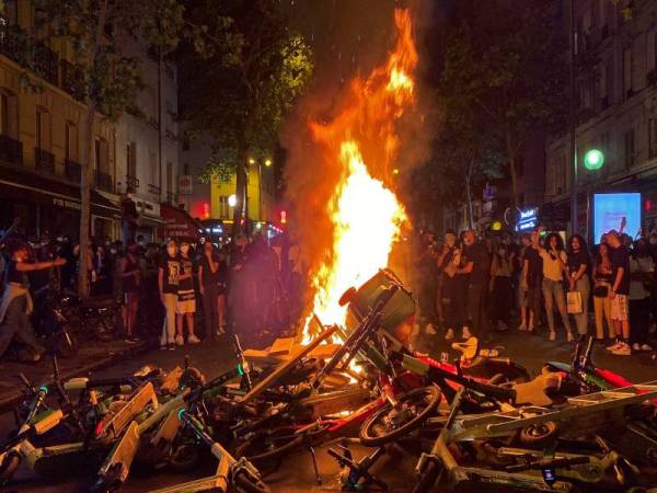 Kumpulan penunjuk perasaan bertindak membakar pelbagai objek ketika protes ganas antirasisme yang merebak di Paris semalam. - Foto AFP