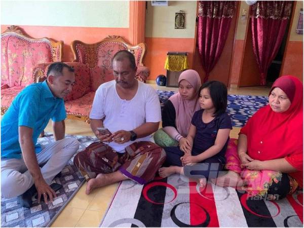 Ahli keluarga melihat gambar Allahyarham Mohd Syariz dan reda dengan pemergian arwah yang disifatkan sebagai seorang anak yang baik.