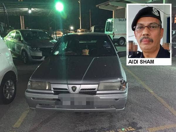 Lelaki tersebut memandu kereta proton Iswara ini dalam keadaan mencurigakan.
