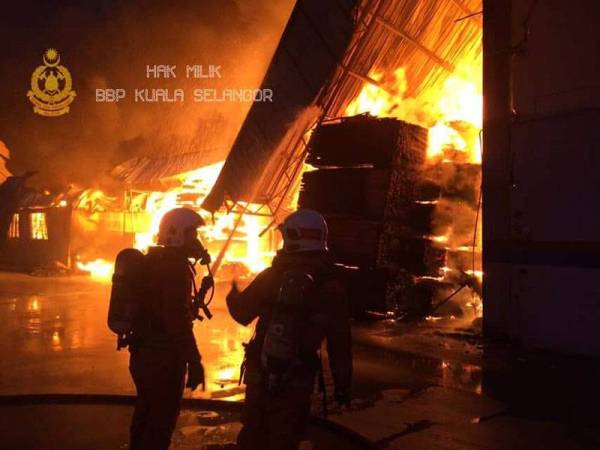 Anggota bomba sedang giat memadam kebakaran membabitkan sebuah kilang perabot di Jalan Kereta Api Lama, Sungai Sembilang, Jeram pagi tadi. (Gambar ihsan BBP Kuala Selangor).