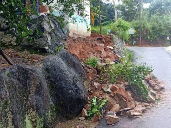 Sebuah rumah diduduki sebuah keluarga terlibat gelinciran tanah di Kampar hari ini.- Foto JBPM Perak