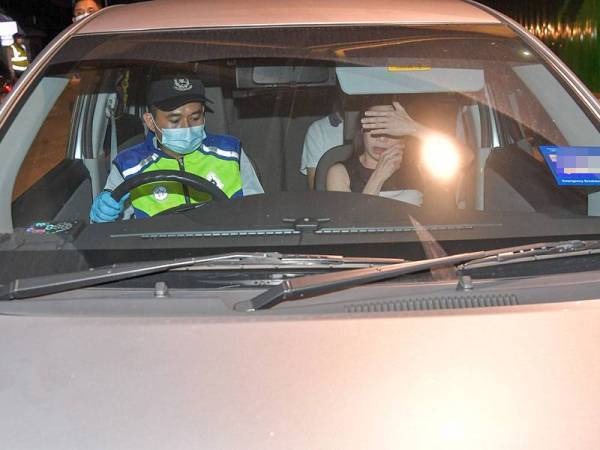 Suasana di sekitar sekatan jalan raya yang dilaksanakan Ibu Pejabat Polis Kontinjen Kuala Lumpur dalam operasi bagi mengesan pemandu mabuk di Jalan Hang Tuah malam tadi.