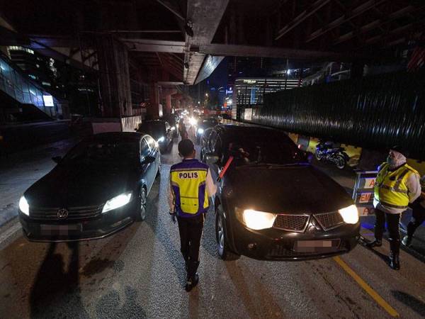 Seorang anggota Polis membawa sebuah kenderaan yang dibawa oleh seorang pemandu yang disyaki berada di bawah pengaruh alkohol ke Balai Polis pada sekatan jalan raya yang dilaksanakan bagi mengesan pemandu mabuk di Jalan Hang Tuah malam ini.