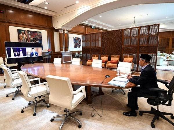 Perdana Menteri Tan Sri Muhyiddin Yassin mengadap Yang di-Pertuan Agong Al-Sultan Abdullah Ri’ayatuddin Al-Mustafa Billah Shah bagi sesi Pra-Kabinet menerusi persidangan video di Bangunan Perdana Putra hari ini.