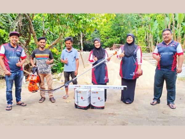 Muhammad Hakim Hakimi (dua,kiri) dan adiknya, Mohd Haizul Naimi (tiga,kiri) melahirkan rasa syukur menerima sumbangan dua buah mesin rumput daripada Kelab Volunteer i-Care (Vi-C).